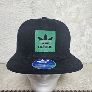 Adidas Originals Trefoil Chain Snapback Cap features a distinctive green...